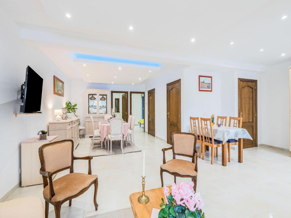 Charming Chalet In Beauraing With Fenced Garden Bagian luar foto