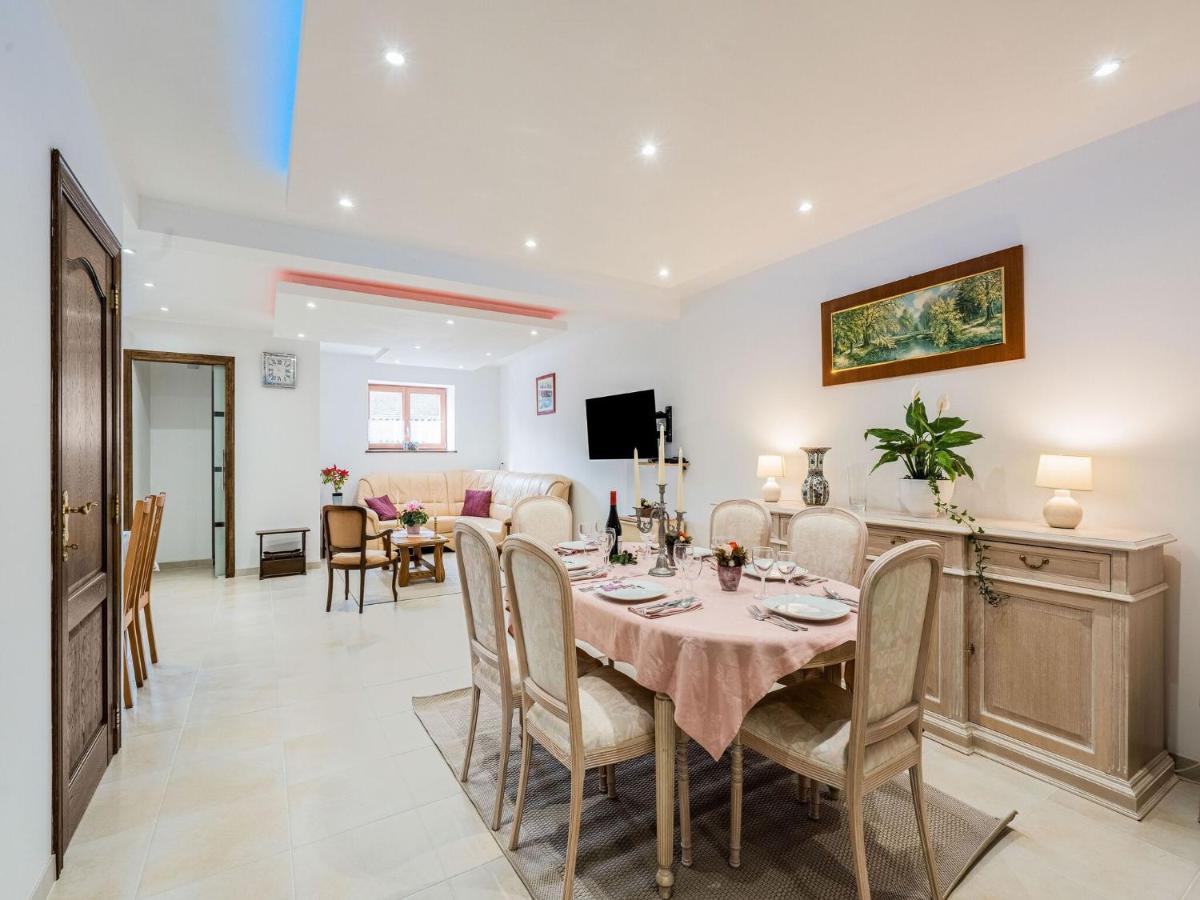 Charming Chalet In Beauraing With Fenced Garden Bagian luar foto