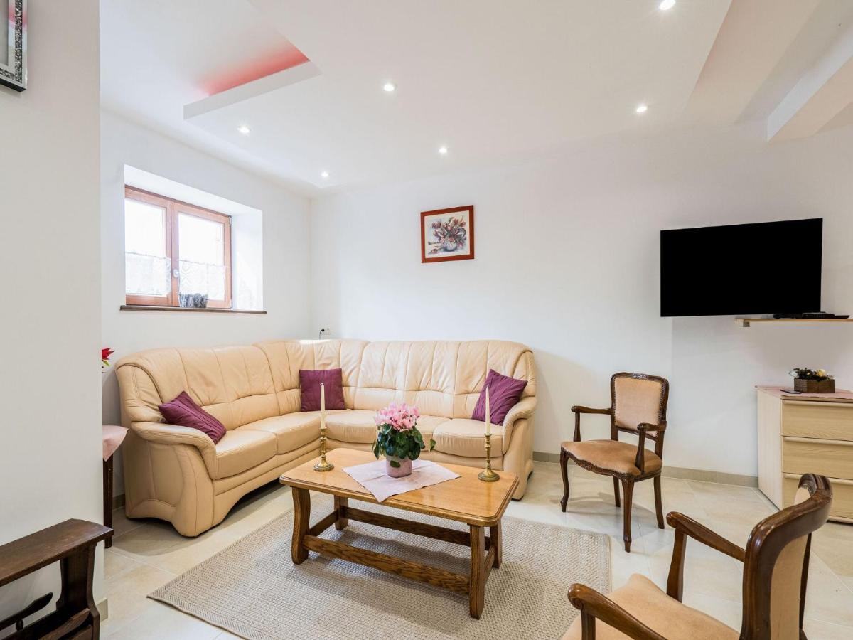 Charming Chalet In Beauraing With Fenced Garden Bagian luar foto