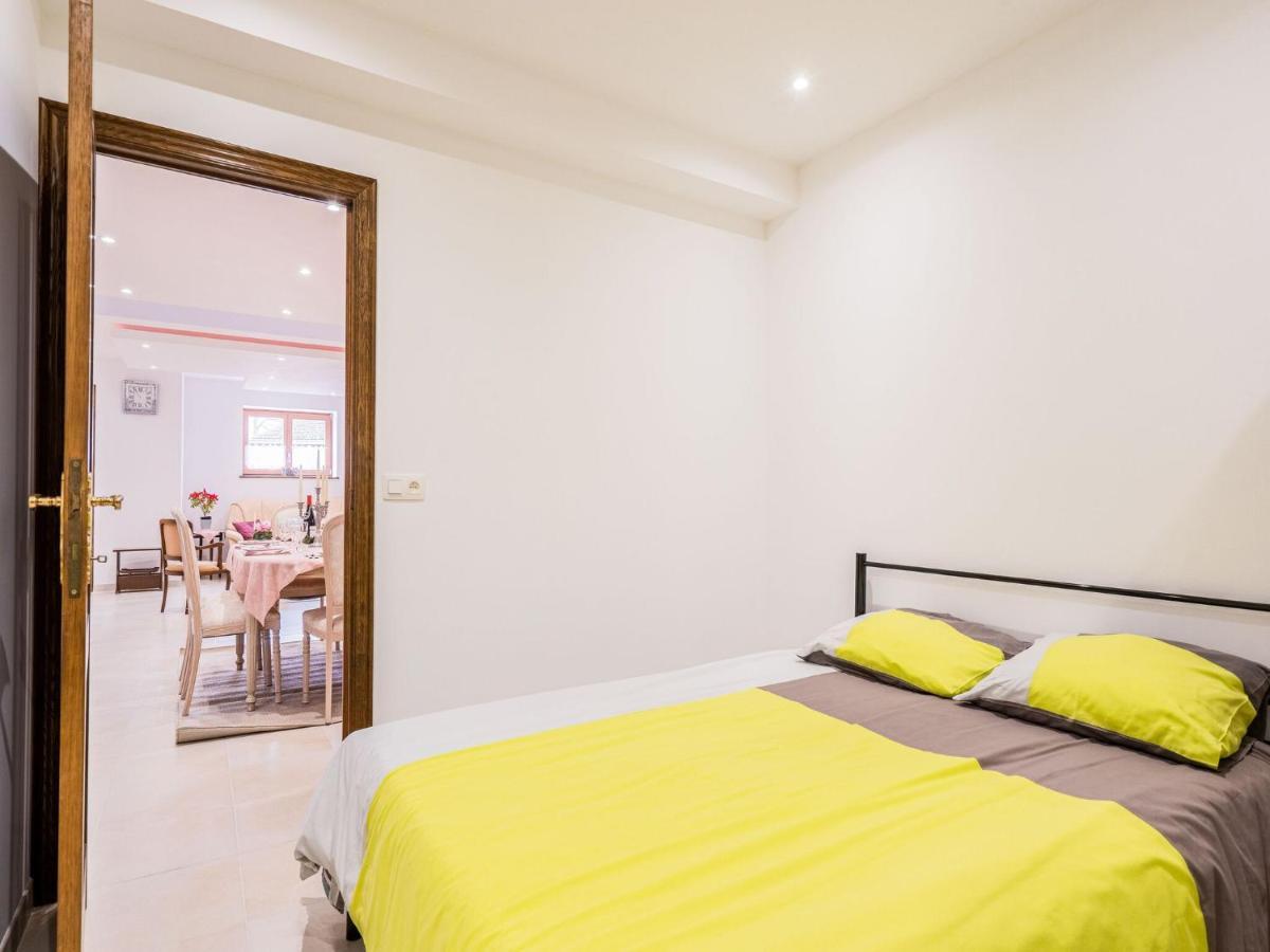 Charming Chalet In Beauraing With Fenced Garden Bagian luar foto