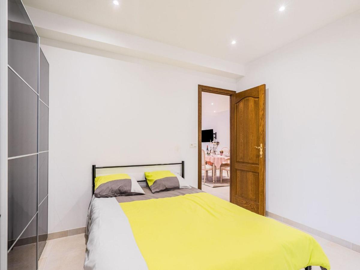 Charming Chalet In Beauraing With Fenced Garden Bagian luar foto