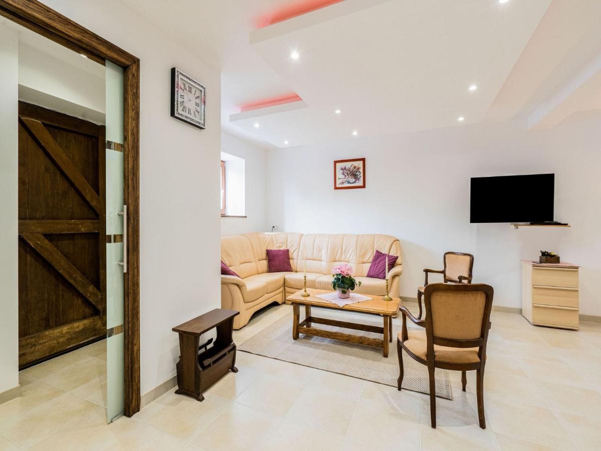 Charming Chalet In Beauraing With Fenced Garden Bagian luar foto