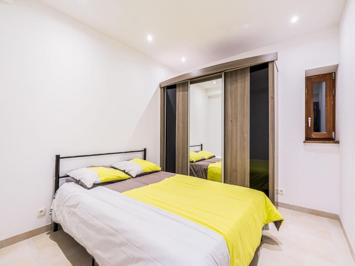 Charming Chalet In Beauraing With Fenced Garden Bagian luar foto