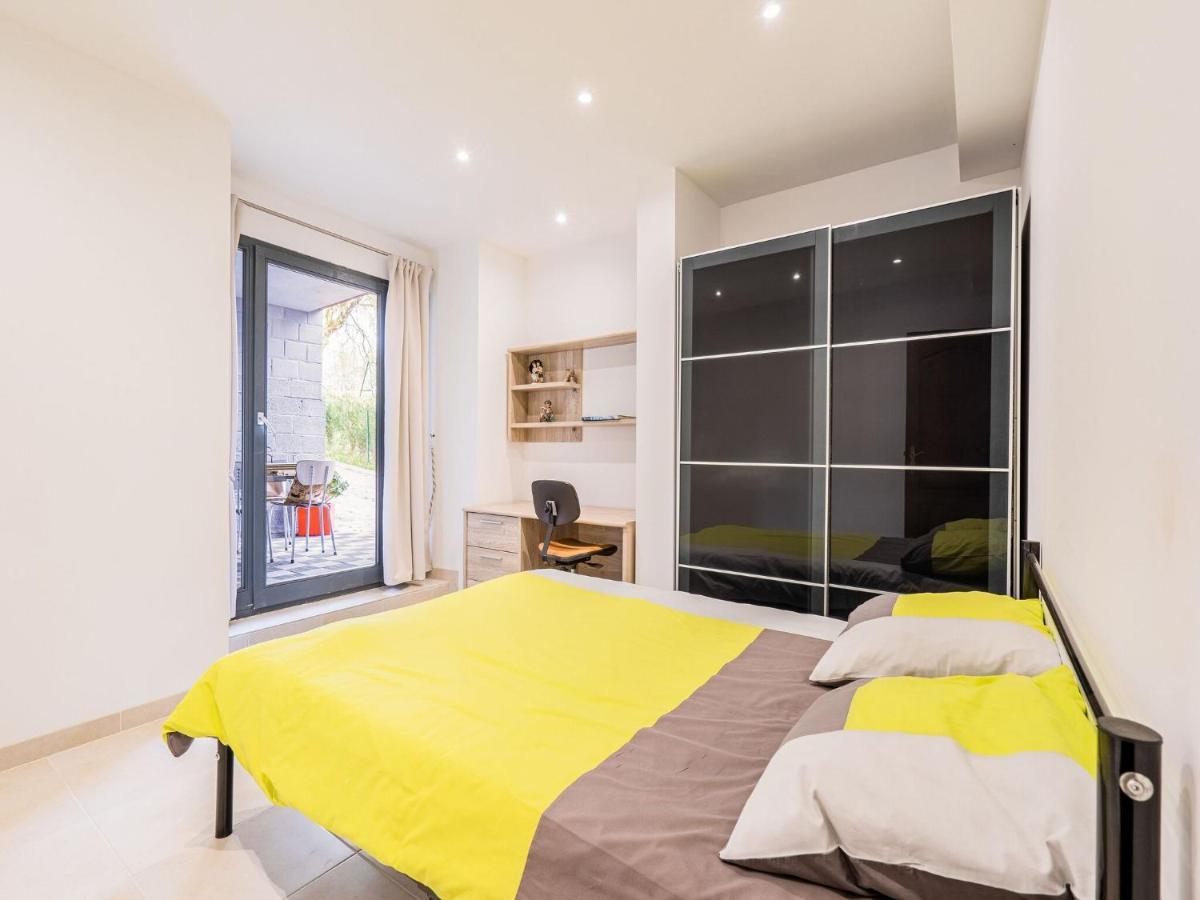 Charming Chalet In Beauraing With Fenced Garden Bagian luar foto